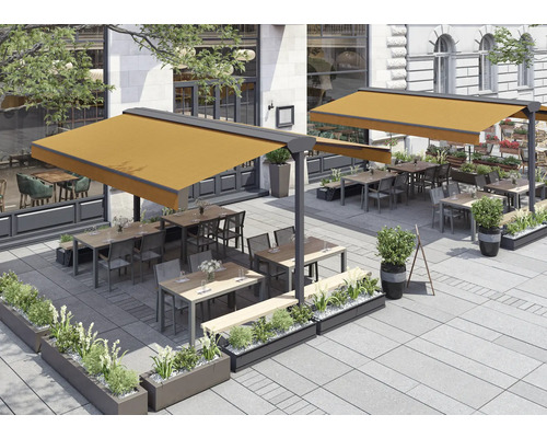 Außenbereich eines Restaurants mit Markisen, Tischen, Stühlen und Pflanzkästen.