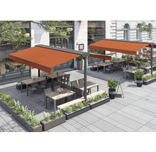 Außenbereich mit Terrassenüberdachung, Tischen, Stühlen und Bepflanzung