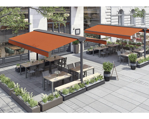 Außenbereich mit Terrassenüberdachung, Tischen, Stühlen und Bepflanzung