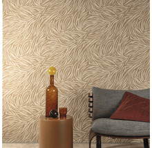 Raumansicht mit gemusterter Tapete, Tisch und Sessel