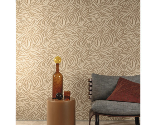 Raumansicht mit gemusterter Tapete, Tisch und Sessel