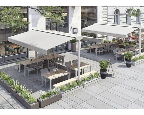 Außenbereich eines Restaurants mit Markisen, Tischen, Stühlen und Bepflanzung