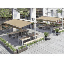 Außenbereich eines Restaurants mit Markisen, Tischen, Stühlen und Pflanzen