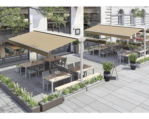 Außenbereich eines Restaurants mit Markisen, Tischen, Stühlen und Pflanzen