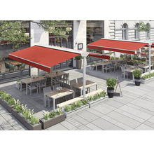 Außenbereich eines Restaurants mit Markisen, Tischen, Stühlen und Bepflanzung