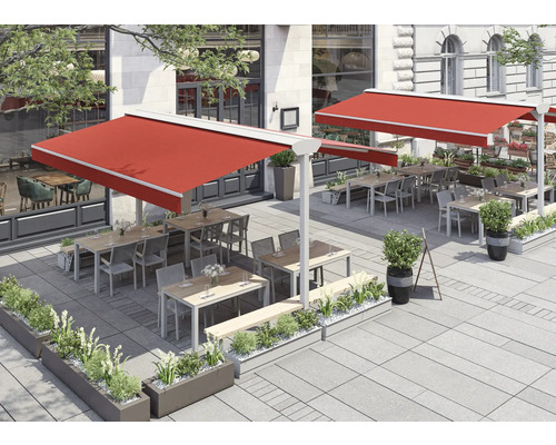 Außenbereich eines Restaurants mit Markisen, Tischen, Stühlen und Bepflanzung