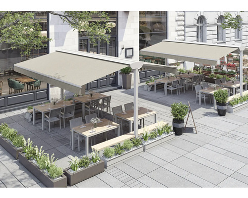 Außenbereich eines Restaurants mit Markisen, Tischen und Stühlen.