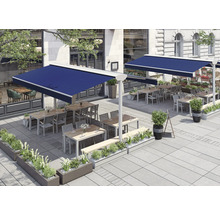 Außenbereich eines Restaurants mit blauen Markisen, Tischen und Stühlen