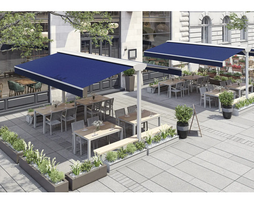 Außenbereich eines Restaurants mit blauen Markisen, Tischen und Stühlen