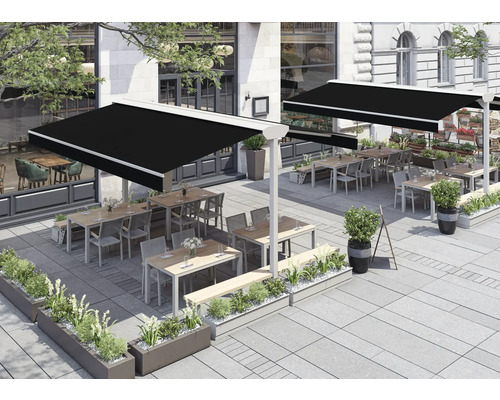 Außenbereich eines Restaurants mit Markisen, Tischen und Bepflanzung