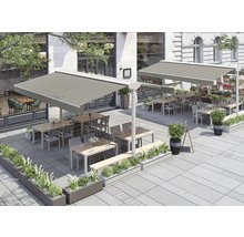 Außenbereich eines Restaurants mit Tischen, Stühlen und Markisen zum Sonnenschutz