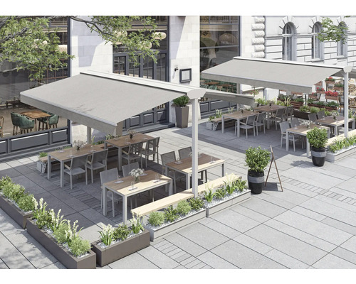 Außenbereich eines Restaurants mit Markisen, Tischen, Stühlen und Bepflanzung