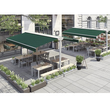 Außenbereich mit Markisen, Tischen und Stühlen