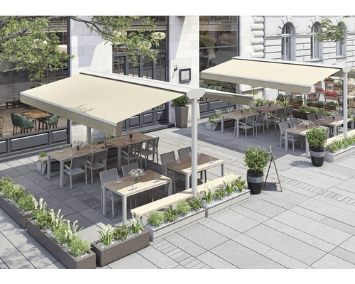 Außenbereich eines Restaurants mit Markisen, Tischen und Stühlen