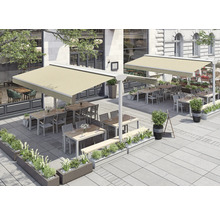 Außenbereich eines Restaurants mit Markisen und Sitzgelegenheiten