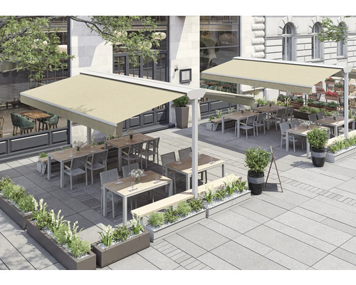 Außenbereich eines Restaurants mit Markisen und Sitzgelegenheiten