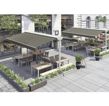 Außenbereich eines Restaurants mit Markisen, Tischen, Stühlen und Bepflanzung