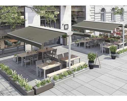 Außenbereich eines Restaurants mit Markisen, Tischen, Stühlen und Bepflanzung