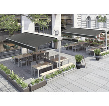 Außenbereich mit Terrassenmöbeln und Sonnenschutzvorrichtungen für Gastronomiebetriebe.