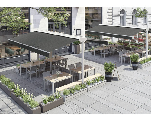 Außenbereich mit Terrassenmöbeln und Sonnenschutzvorrichtungen für Gastronomiebetriebe.