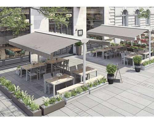 Außenbereich eines Restaurants mit Markisen, Tischen, Stühlen und Pflanzenkästen.