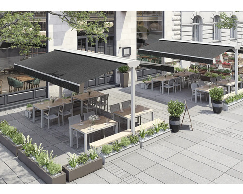 Terrasse mit Markisen und Sitzgelegenheiten vor einem Gebäude