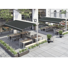 Außenbereich eines Restaurants mit Sonnenschirmen, Tischen, Stühlen und Pflanzenkübeln