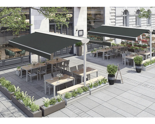 Außenbereich eines Restaurants mit Sonnenschirmen, Tischen, Stühlen und Pflanzenkübeln