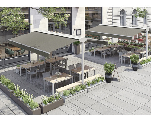 Außenbereich eines Restaurants mit Markisen und Tischen