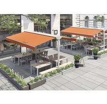 Außenbereich eines Restaurants mit Sonnensegeln und Sitzgelegenheiten.