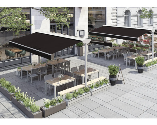 Außenbereich eines Restaurants mit Markisen, Tischen und Bepflanzung