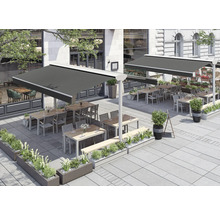 Außenbereich eines Restaurants mit Markisen und Sitzgelegenheiten