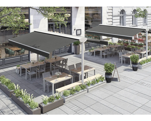 Außenbereich eines Restaurants mit Markisen und Sitzgelegenheiten