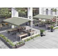 Außenansicht eines Restaurants mit Markisen, Tischen und Stühlen