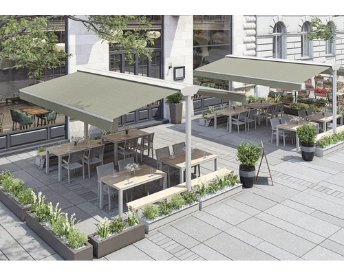 Außenansicht eines Restaurants mit Markisen, Tischen und Stühlen