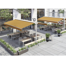 Außenbereich eines Restaurants mit Markisen, Tischen und Stühlen