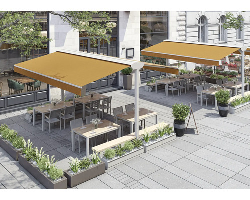 Außenbereich eines Restaurants mit Markisen, Tischen und Stühlen