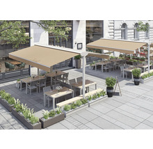 Außenbereich eines Restaurants mit Markisen, Tischen, Stühlen und Bepflanzung