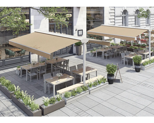 Außenbereich eines Restaurants mit Markisen, Tischen, Stühlen und Bepflanzung