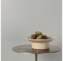 Dekorative Schale mit Kiwis auf einem Tisch
