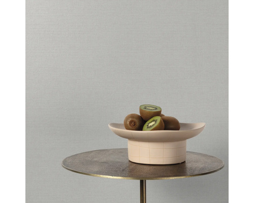 Dekorative Schale mit Kiwis auf einem Tisch