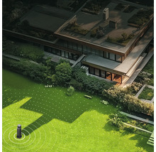 Draufsicht eines Rasensprengers im Garten eines Hauses