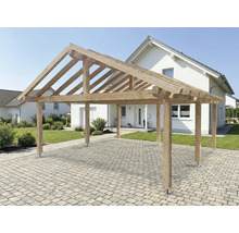 Holzcarport auf gepflasterter Fläche vor einem Wohnhaus.