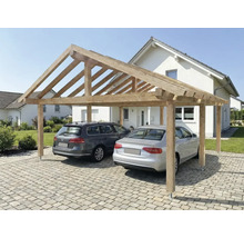 Holzcarport mit zwei geparkten Autos vor einem Haus