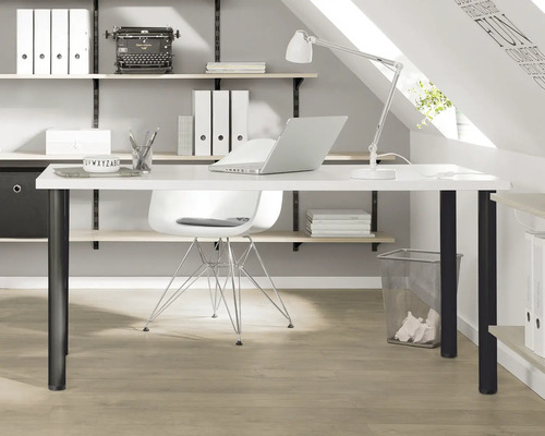 Arbeitszimmer mit Schreibtisch, Stuhl, Regalen und Büromaterial