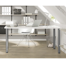 Arbeitszimmer mit weißem Schreibtisch, Bürostuhl, Regalsystem und Schreibtischlampe