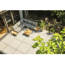 Modernes Eck-Lounge-Set aus Holz und Metall mit grauen Polstern auf einer hell gefliesten Terrasse im Garten.