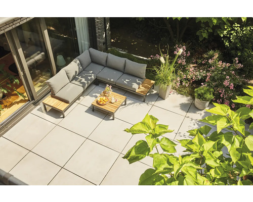 Modernes Eck-Lounge-Set aus Holz und Metall mit grauen Polstern auf einer hell gefliesten Terrasse im Garten.