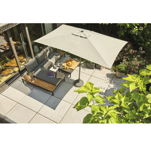 Rechteckiger Sonnenschirm über einer modernen Terrasse mit grauer Lounge-Ecke, Holztisch und hellen Bodenplatten.