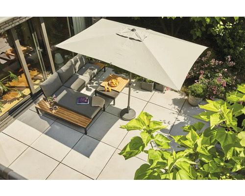 Rechteckiger Sonnenschirm über einer modernen Terrasse mit grauer Lounge-Ecke, Holztisch und hellen Bodenplatten.